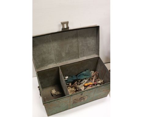 A large vintage metal storage trunk, measures approx 69 x 35 x 36cm. 