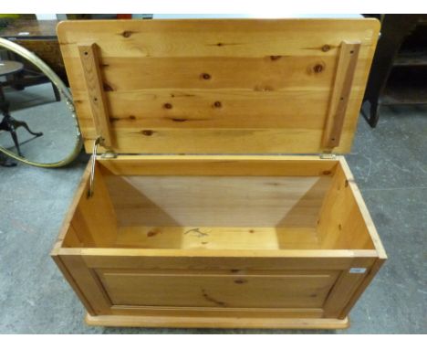 A pine trunk (W84 x D39 x H45cm)