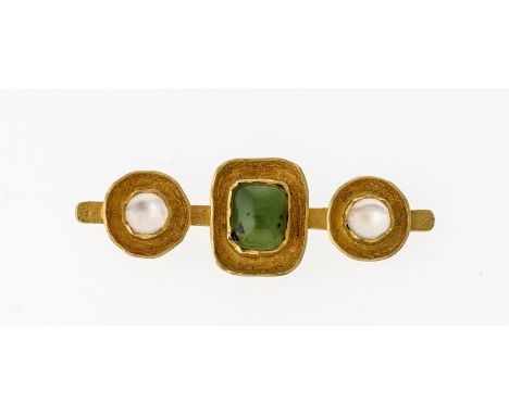 GG, 750. Besetzt mit einem Jade- und zwei Mondsteincabochons.  Kugelsicherung. B. 5,2 cm. H. 1,7 cm. 7,9 g.