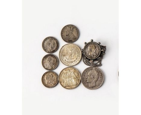 Bestehend aus: USA: Half Dollar 1876 (ss), Si. 900, 12,3 g.  Morgan Dollar 1921 (ss), Si. 900, 26,7 g. Frankreich: 10 Francs 