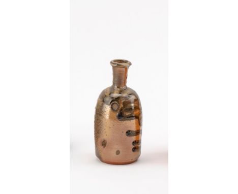 1941 Frankfurt am Main - 2005 Kandern. Enghalsvase. Roter Scherben. Holzascheglasur mit Flammenspuren  und Muschelabdrücken. 