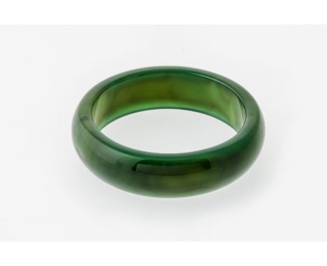 Glatter Armreif aus dunkelgrünem Schmuckstein. Mit Zertifikat in  chinesischer Sprache. Darin bezeichnet 'Jade' (?). Peking, 