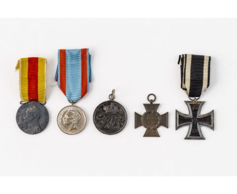 Konvolut von fünf diversen Auszeichnungen: Eisernes Kreuz 2.  Klasse 1914, am Bande. Allgemeines Ehrenzeichen 2. Klasse  Preu