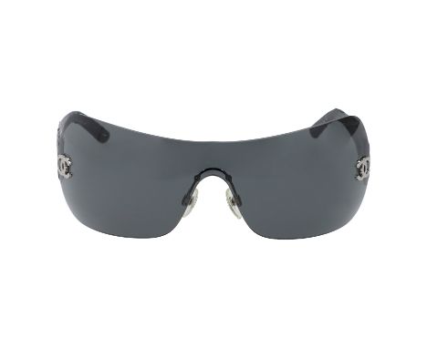 CHANEL Sonnenbrille "c.127/87". Scheibenbrille in Schwarz mit schwarz getönten Gläsern und silberfarbener Hardware. Bügel mit