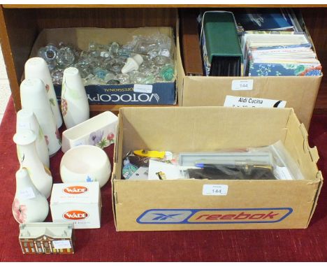 A quantity of modern Australian advertising postcards, a large quantity of topographical postcards, a small quantity of E Rad