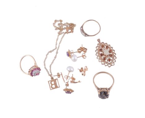  A small collection of jewellery  ; to include a 9 carat gold garnet and opal pendant on chain; a pierced B pendant; a 9 cara