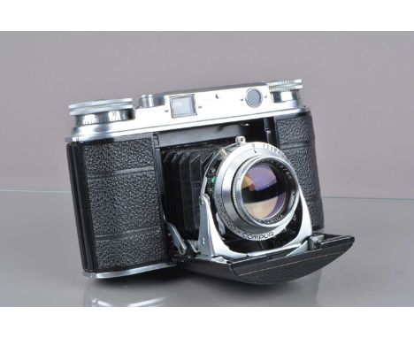 A Voigtländer Vito III Rangefinder Camera, shutter working, rangefinder functions, body G-VG, light scratches front/back of t