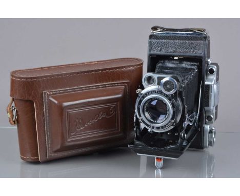 A Moscow 2 Rangefinder Camera, serial no 5443477, shutter working, rangefinder working, body G, light paint wear to edges, be