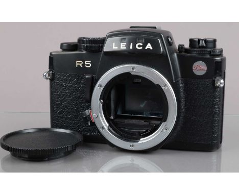 A Leica R5 SLR Camera Body, black, made in Germany, serial no 1751450, 1988, shutter working, meter working, body G, light we
