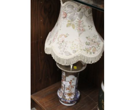 A VINTAGE ORIENTAL IMARI VASE TABLE LAMP - WITH RESTORATION