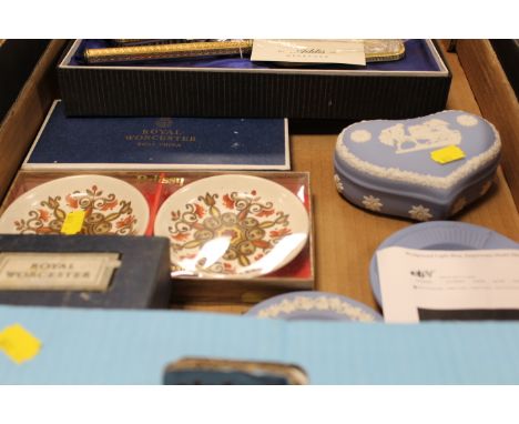 A TRAY OF CERAMICS ETC TO INCLUDE AN ADDIS DRESSING TABLE SET, WEDGWOOD BLUE JASPERWARE, ROYAL WORCESTER, PALISSY ETC 