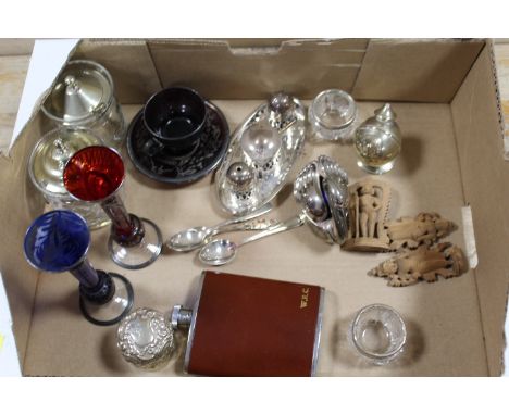 A TRAY OF ASSORTED COLLECTABLES TO INCLUDE A CRUET SET, HIP FLASK ETC