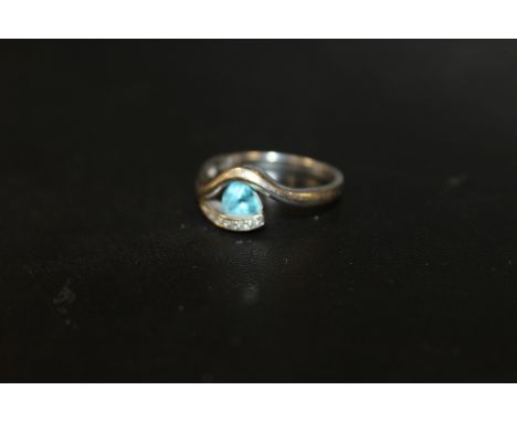 A HALLMARKED 9CT WHITE GOLD SPLIT BAND RING SET WITH BLUE TOPAZ STYLE STONES - APPROX WEIGHT 3 G, RING SIZE M½