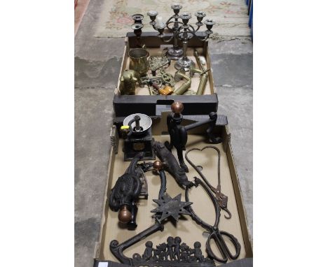 TWO TRAYS OF ASSORTED METALWARE TO INCLUDE VINTAGE COFFEE GRINDER, PAIR OF BRASS DOOR HANDLES ETC