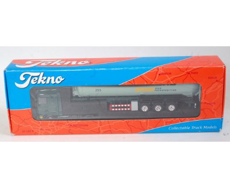 A Tekno 1/50 scale model of a Daf Euro 6XF Superspace cab with Freund Silo tanker trailer finished in two-tone green, in the 
