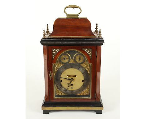 EXQUISITE BRACKET CLOCK MIT CARILLON, teilweise ebonisiertes Mahagonigehäuse, Messingapplikationen, seitliche Appliken fehlen
