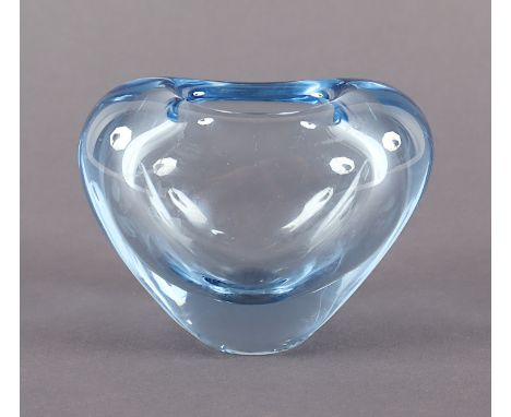 VASE, hellblau getöntes Glas, L 11, signiert HOLMEGAARD