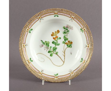 TIEFER TELLER "FLORA DANICA", Perlmodell mit gezacktem Rand, im Spiegel farbig gemalt Preiselbeere und unterseitig kursiv bez
