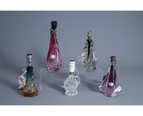 Five lamp bases in mainly coloured crystal, a.o. Val Saint Lambert, 20th C. -- Description: H 37,6 - 25,2 cm (the tallest and