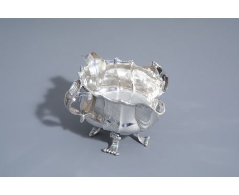 A silver Louis XV style sauce boat with monogram R, 18th/19th C. -- Description: H 9,5 - L 17,5 - D 14,3 cmÊ Weight: 279 gÊ  