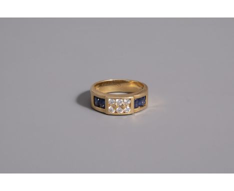 An 18 carat yellow gold ring set with four blue sapphires and six diamonds, 20th C. -- Description: Gold weight: 8,30 g (18 c