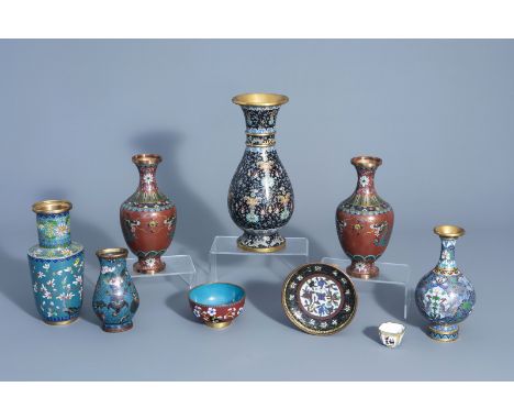 A varied collection of Chinese cloisonnŽ and enamel wares, 19th/20th C. -- Description: H 31,1 - 15,6 cm (the tallest and the