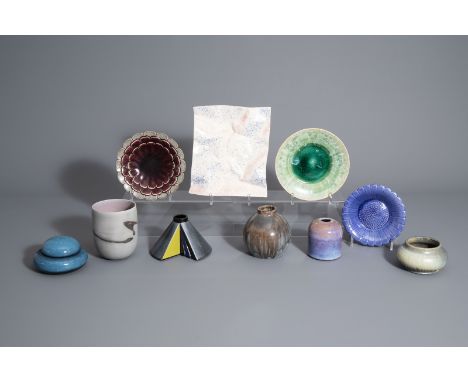 A varied collection of Belgian, German and other studio pottery, 20th C. -- Description: H 13,8 cm (the tallest item)Ê 24 x 2