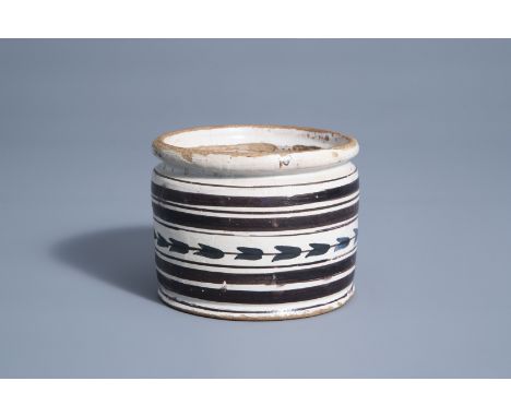 A manganese and blue albarello with floral design, most probably the Dutch Republic, 17th/18th C. -- Description: H 9,3 cm - 
