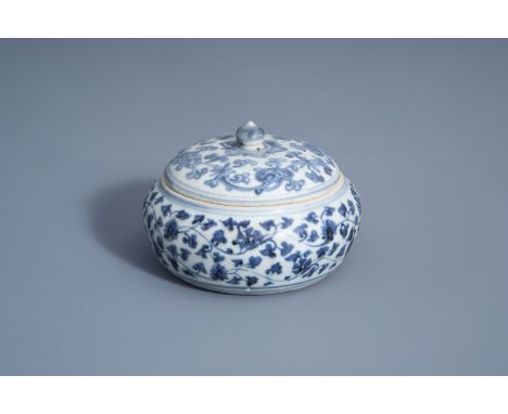 A Chinese blue and white shipwreck porcelain covered box with floral design, Ming, 15th/16th C. -- Description: H 9 cm - Dia.