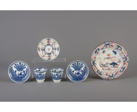 A pair of Chinese blue and white cups and saucers and two Imari style plates, 18th/19th C. -- Description: Dia.: 22,7 - 13,5 