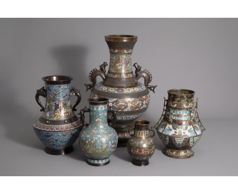 Five Chinese and Japanese cloisonnŽ and champlevŽ enamel vases, 19th/20th C. -- Description: H 70,5 - H 24,5 cm (the tallest 