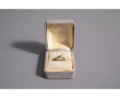 An 18 carat yellow gold ring set with four emeralds and four diamonds, 20th C. -- Description: Gold weight: 2,44 g (18 carat)