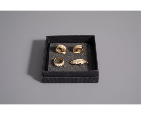 An 18 carat yellow gold set with diamonds consisting of a ring, a pair of earrings and a brooch, 20th C. -- Description: The 