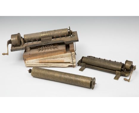 Set of two mechanisms with musical rollers; and a roller from the 19th century.Gilded iron, bronze and brass.Measuress: 20 x 