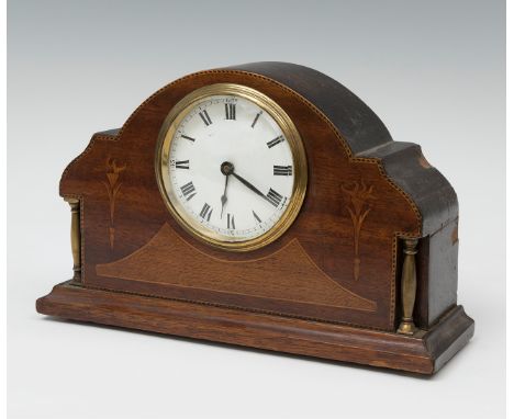 Clock; England, early 20th century.Wood.It presents faults on the sides.Measurements: 16.5 x 36 x 8 cm.English table clock, m