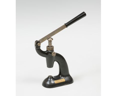 Riveting machine; Switzerland, first half of the 20th century.Measurements: 5 x 16 x 13 cm.This riveting machine belongs to t