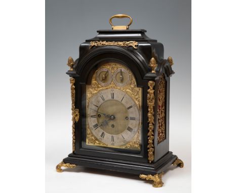 Bracket clock, following models from the first half of the 18th century.Ebonised wood and gilt bronze appliques.In running co