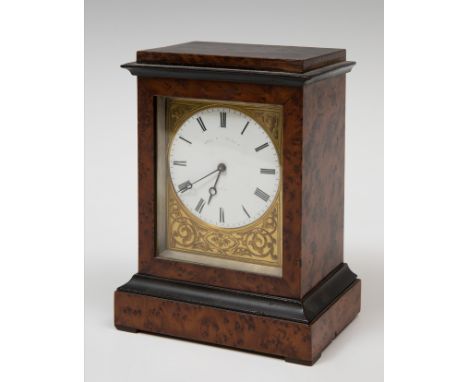 Office clock; 19th century.Carved wooden box.Preserves key.Presents illegible signature.Measurements: 16 x 12 x 8 cm.Desk clo