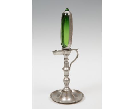 Oil lamp clock; late 19th - early 20th century.Glass and metal.Measurements: 36 x 13 cm.Oil lamp clocks are clocks consisting