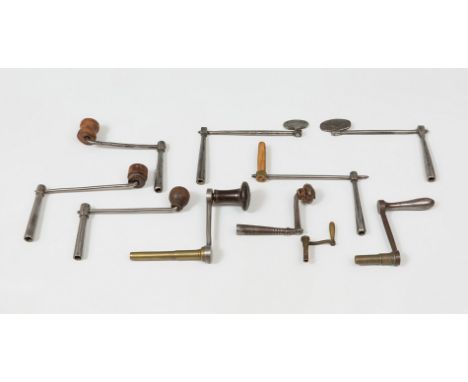 Set of 10 crank keys; 18th-20th century.Iron, bronze and wood.Measurements: 8,5 x 11 cm.Lot made up of ten crank keys belongi