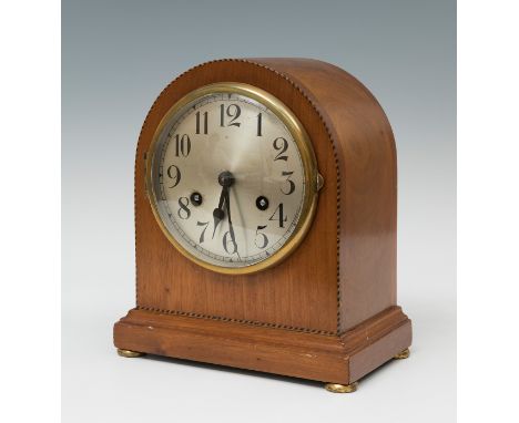 Clock; England; early 20th century.Wood.8 days. Regulating machine.Measures: 24 x 21 x 12,5 cm.English table clock, made in w