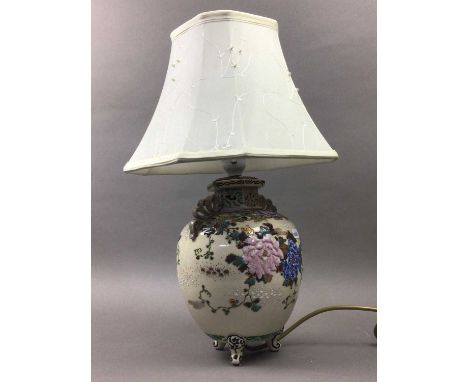 JAPANESE VASE LAMP,23cm high, with cream shade 