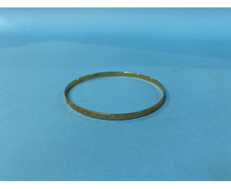 A bangle stamped '750', 8.5g