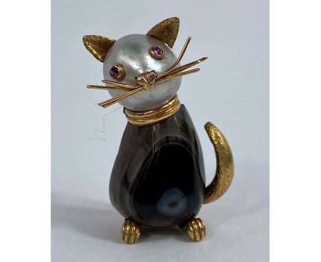 A French brooch in the form of a cat with agate hardstone body, pearl head with ruby eyes, yellow metal mounts, bearing Frenc