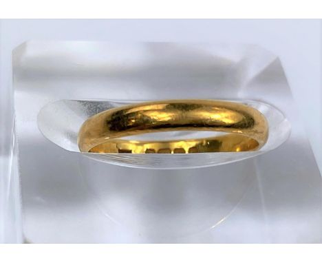 A 22 carat hallmarked gold wedding ring, 2.8 gm 