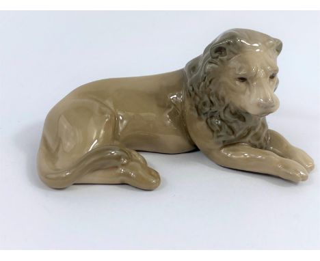 A Lladro figure of a Lion in repose, length 11cm. 