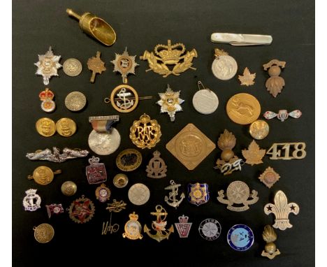 Military and other badges, regimental hat badges, buttons, awards etc inc Hindustan Leicestershire BN Rifles meeting 1947 no 