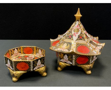 An Abbeydale Chrysanthemum pattern Pagoda shaped vase and cover, typically decorated with large flowerheads in iron-red on a 