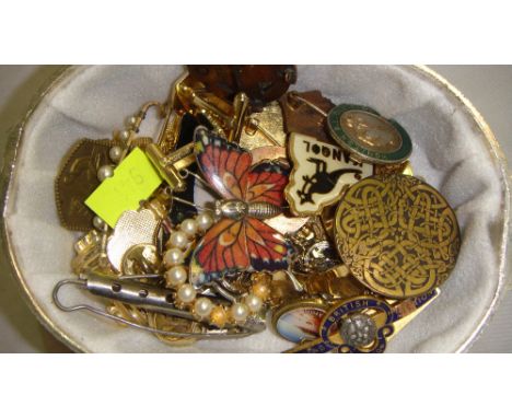 Assorted vintage lapel badges