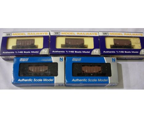N gauge; five Dapol LMS Bulk Grain Hoppers in Bauxite. Mostly very good condition, boxed. P&amp;P Group 1 (£14+VAT for the fi